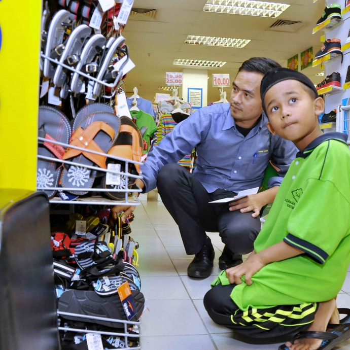 CSR Programme - ‘Beli Baju Raya’ @  Megopleks, Medan Gopeng