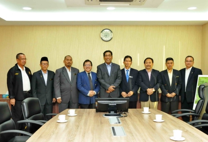 Handing over Rest House Kuala Kangsar to PKNP Group